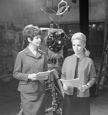 Ludzie telewizji - Pikne kobiety i straszne maszyny, czyli spikerki z ...rawej Edyta Wojtczak przed wejciem na anten, 1967r.jpg