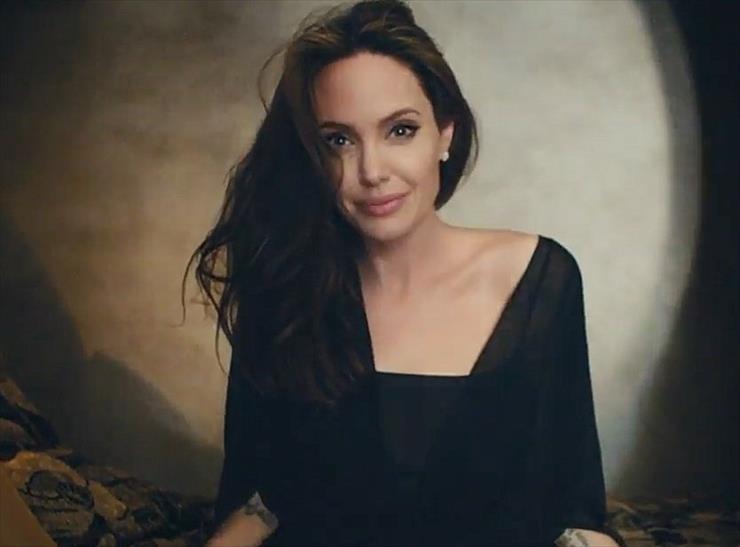 Angelina Jolie - FsZanJdXgAAK0jK.jpg